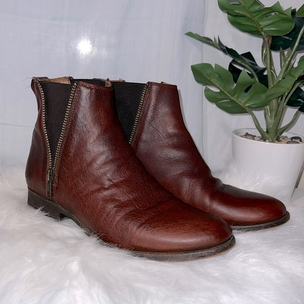 FRYE CARLY ZIP CHELSEA COGNAC